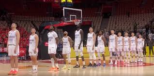 马刺新秀遭卸胎暴击！车轮消失+爆米花海，NBA整蛊文化引争议.